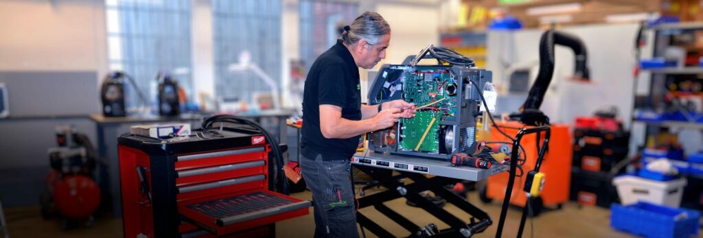 Svetsverkstad i Stockholm hos Vepax. Kalibrering och validering av svetsar utförs av mannen på bilden.